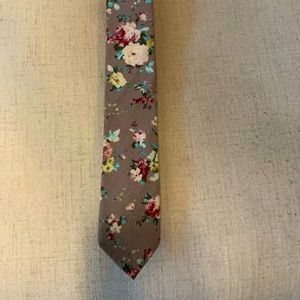 Grey floral skinny tie